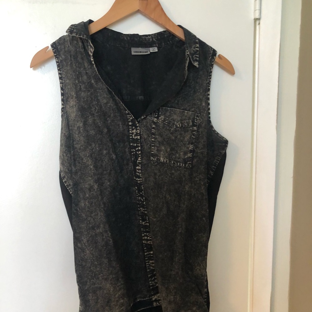 Noisy May black/grey button up/semi open back tank top. Size s/m.